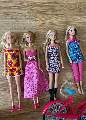  Beden 4 adet Barbie Bebek ve Bisiklet Seti