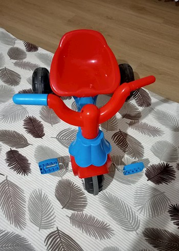 Renkli Kırmızı Üç Tekerlekli Bisiklet