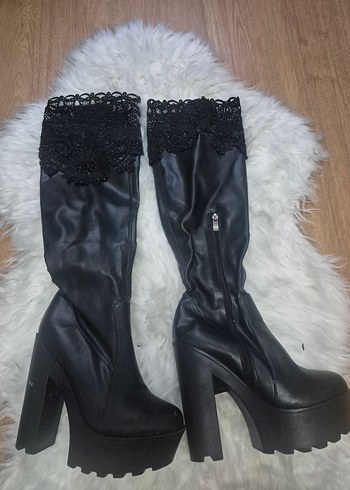 Siyah Nakışlı Kürklü Platform Topuklu Goth Çizme