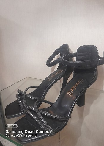 Klasik Siyah Taşlı Topuklu