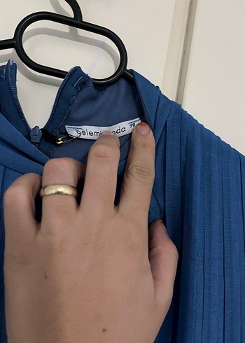 Mavi Piliseli Yüksek Yakalı Hamile Bluzu