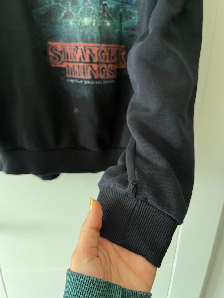 Kadın Siyah Stranger Things Baskılı Sweatshirt - Görsel 4