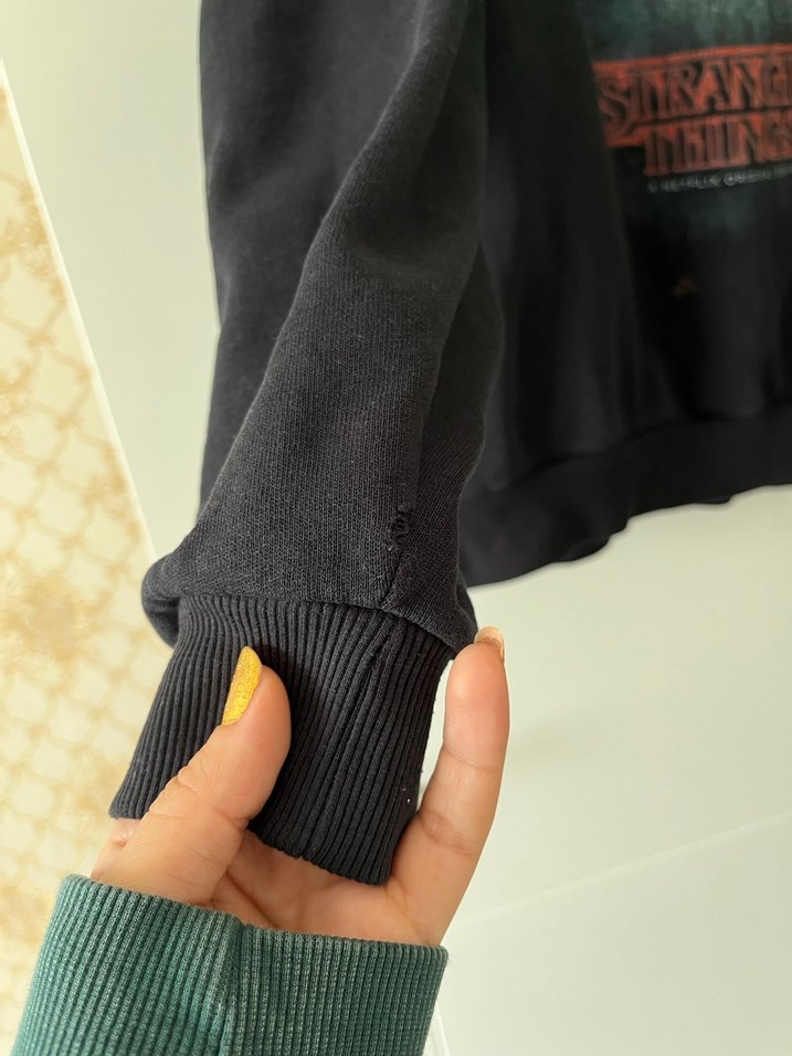 Kadın Siyah Stranger Things Baskılı Sweatshirt - Görsel 3