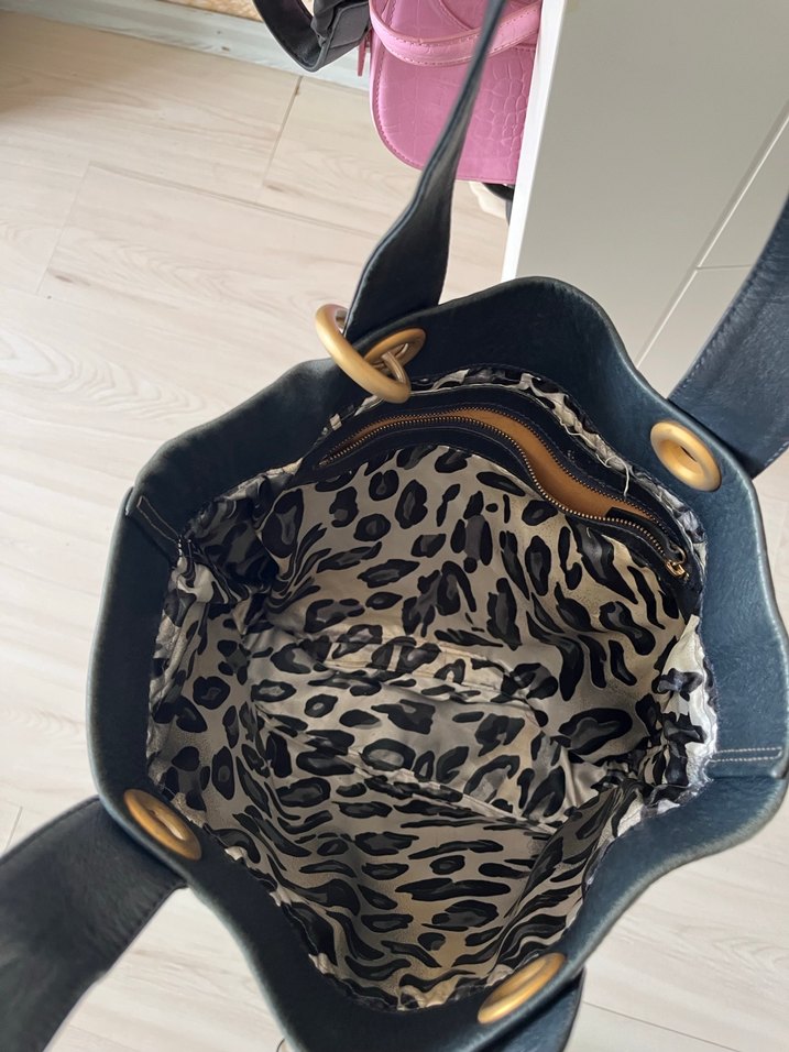 Siyah Deri Tokalı Minimalist Kadın Çanta - Görsel 4