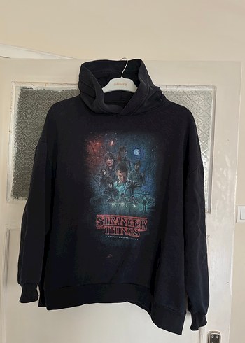 Stranger Things Baskılı Siyah Kapüşonlu Sweatshirt