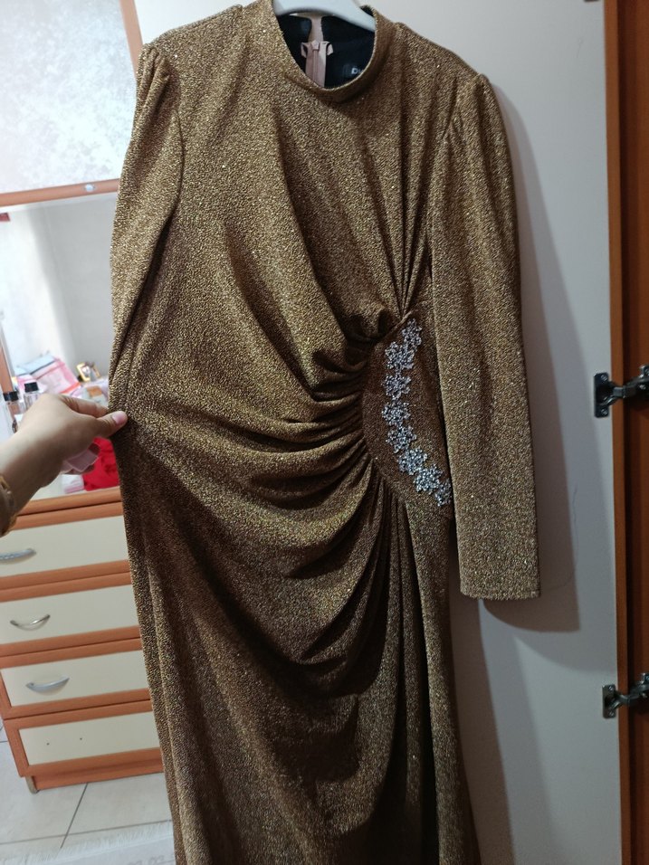 Uzun Kollu Kahverengi İşlemeli Drapeli Abiye - Görsel 2