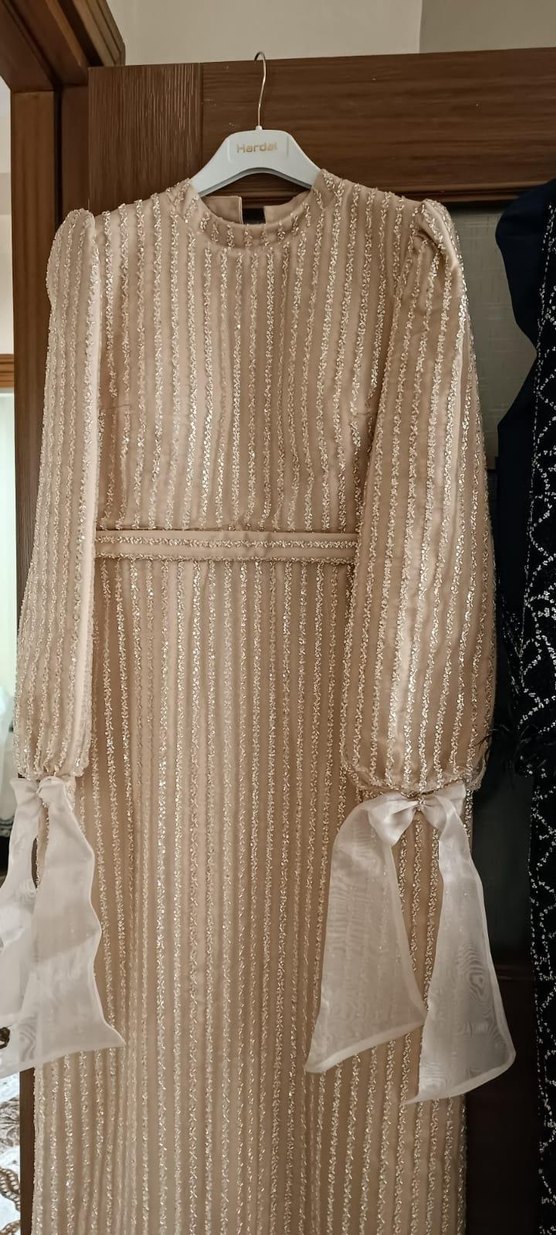 Bej Parlak Piliseli Uzun Kollu Kadın Elbise - Görsel 2