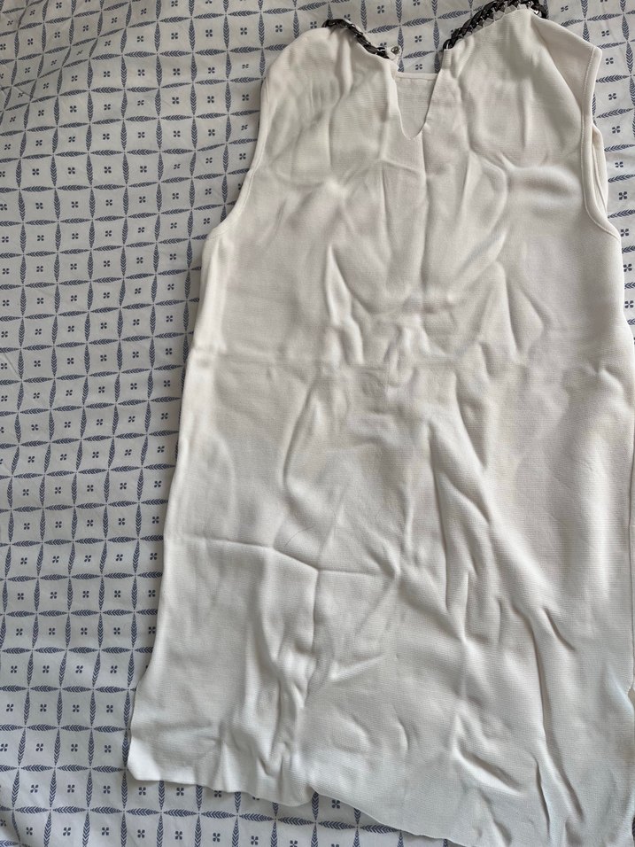 Zincir Detaylı Beyaz Kolsuz Bluz - Görsel 4