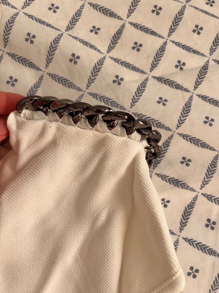 Zincir Detaylı Beyaz Kolsuz Bluz - Görsel 3