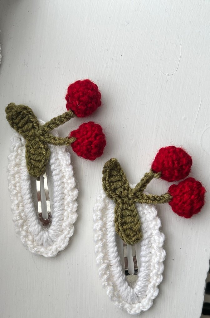 Nakışlı Kirazlı Örgü Çocuk Toka Seti - Görsel 2