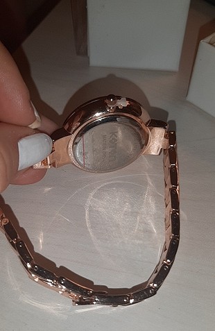 m Beden Etiketi üzerinde hic kullanılmamış rose rengi saat.