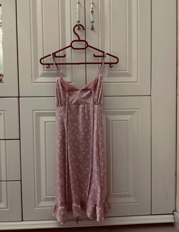 açık pembe renginde askılı elbise. - Görsel 2