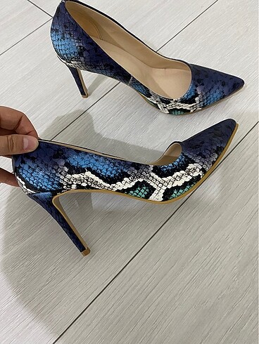 Yılan desenli stiletto