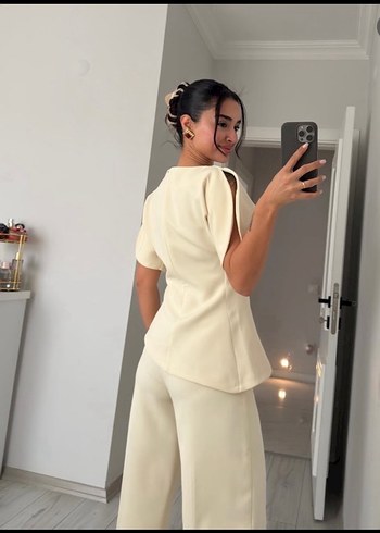 Beyaz V Yaka Kısa Kollu Kadın Takım - Görsel 2