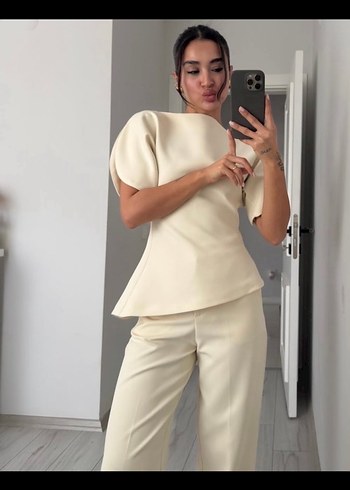 Beyaz V Yaka Kısa Kollu Kadın Takım - Görsel 3