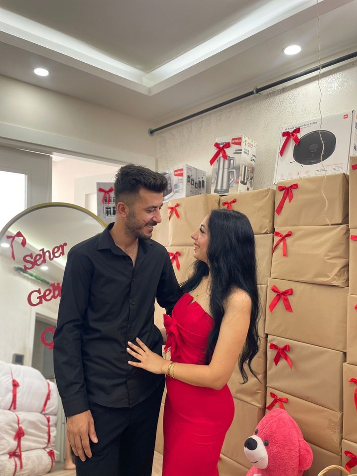 Parlak Kırmızı elbise - Görsel 2