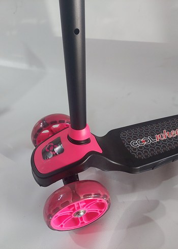 Diğer Renkli Pembe Çocuk Scooter'ı ve sar renkli scooter