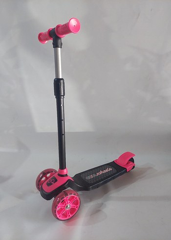 Beden Renkli Pembe Çocuk Scooter'ı ve sar renkli scooter