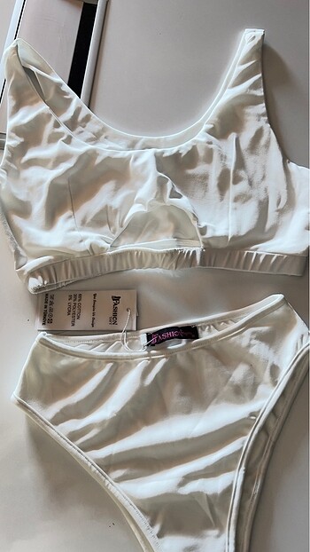 Lovefab Crop Top Model Bikini