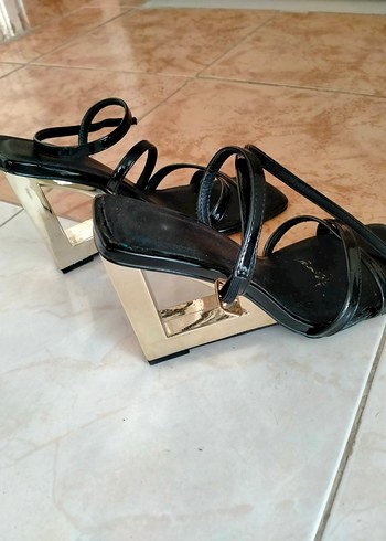 37 Beden Siyah Topuklu Kadın Sandalet