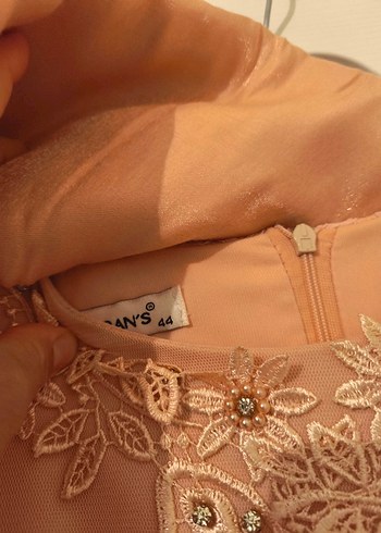 Pastel Bej Dantel İşlemeli V Yaka Midi Elbise