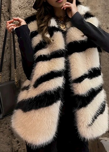 Diğer Siyah Beyaz Zebra Desenli Kürklü Kadın Yelek
