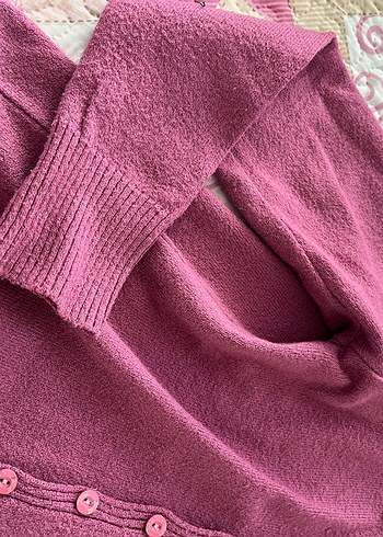 Pembe Düğmeli V Yakalı Kadın Kazak - Görsel 3