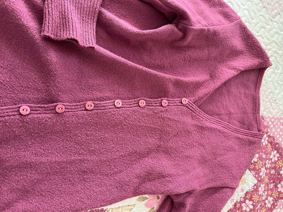 Pembe Düğmeli V Yakalı Kadın Kazak - Görsel 2