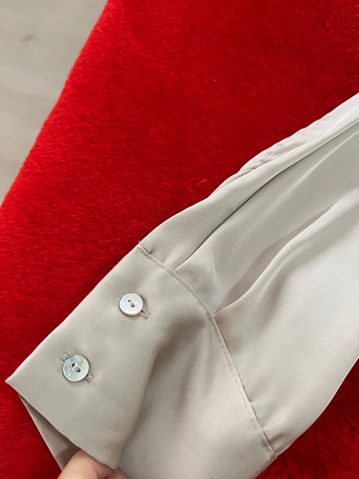 Düğmeli Bej Saten Gömlek - Görsel 3