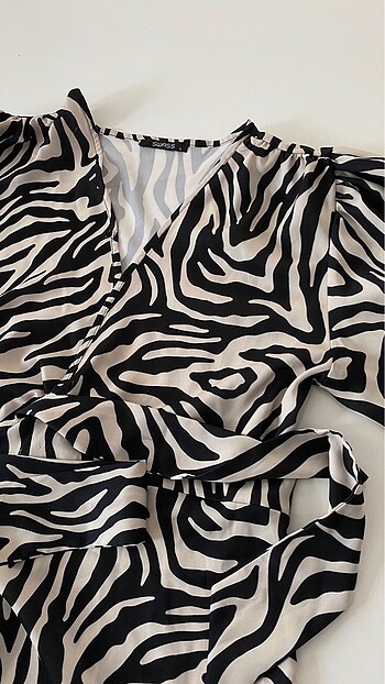 Zebra desenli saten elbise