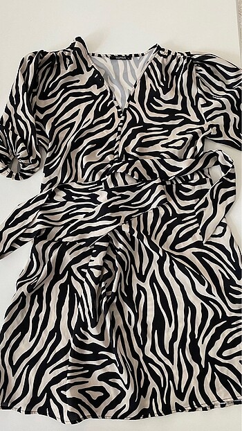 l Beden Zebra desenli saten elbise