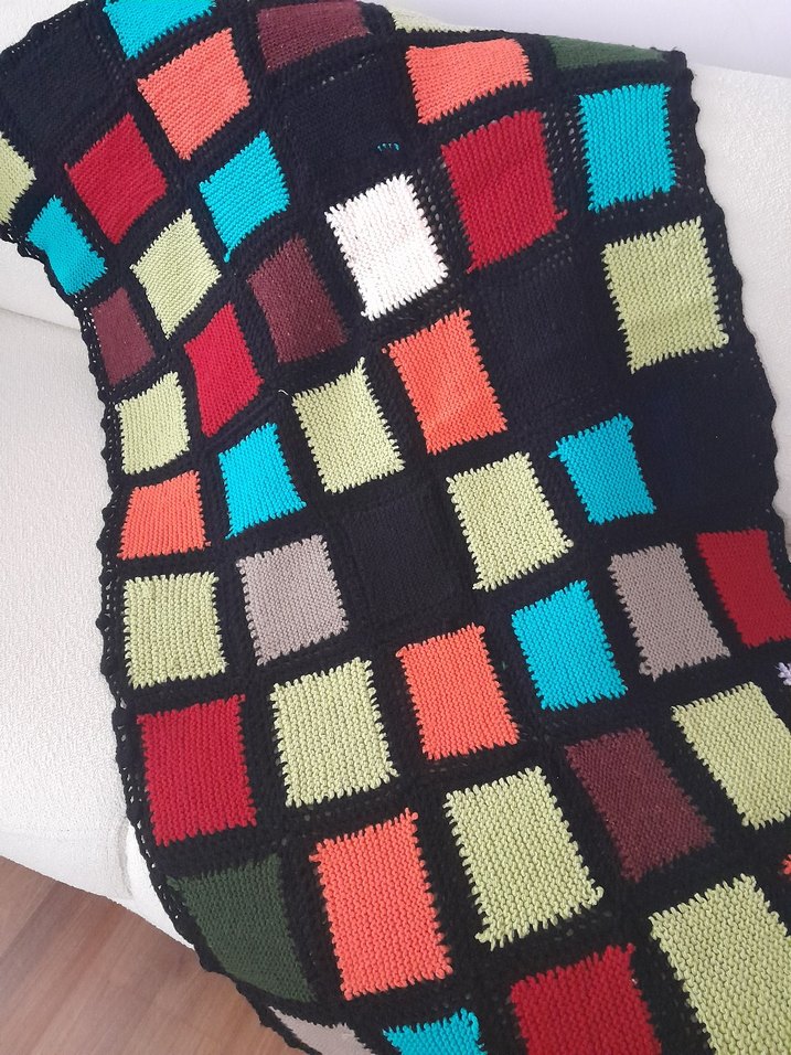 Çok Renkli Kareli Örgü Battaniye - Görsel 2