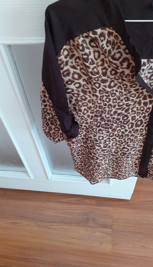 Kahverengi Leopar Desenli V Yaka Kadın Bluz - Görsel 3