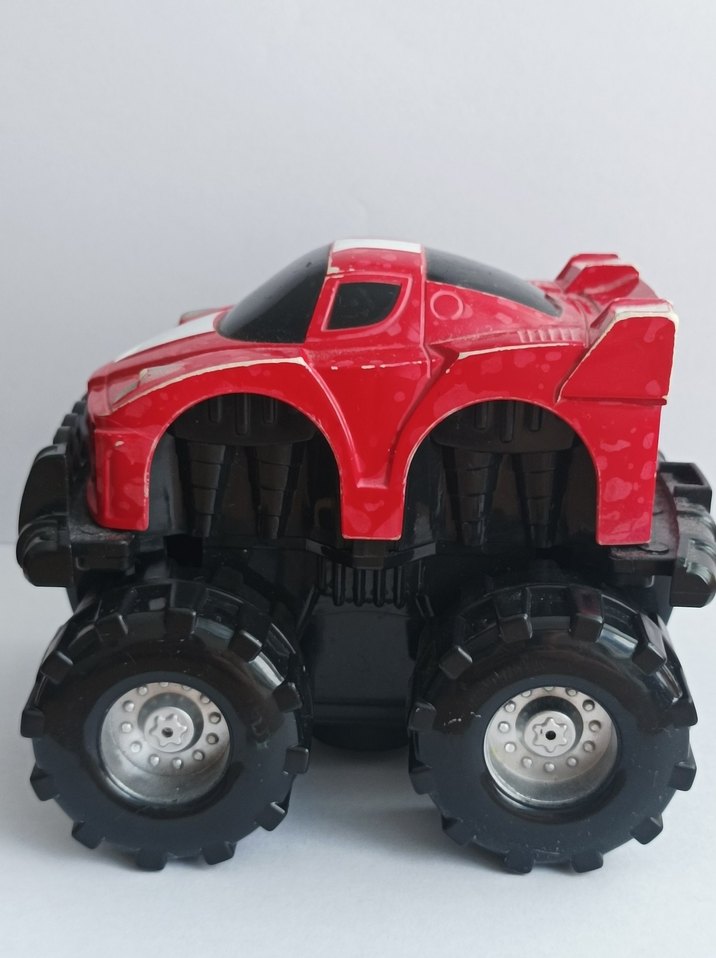 Kırmızı Renkli Oyuncak Araba - Görsel 3