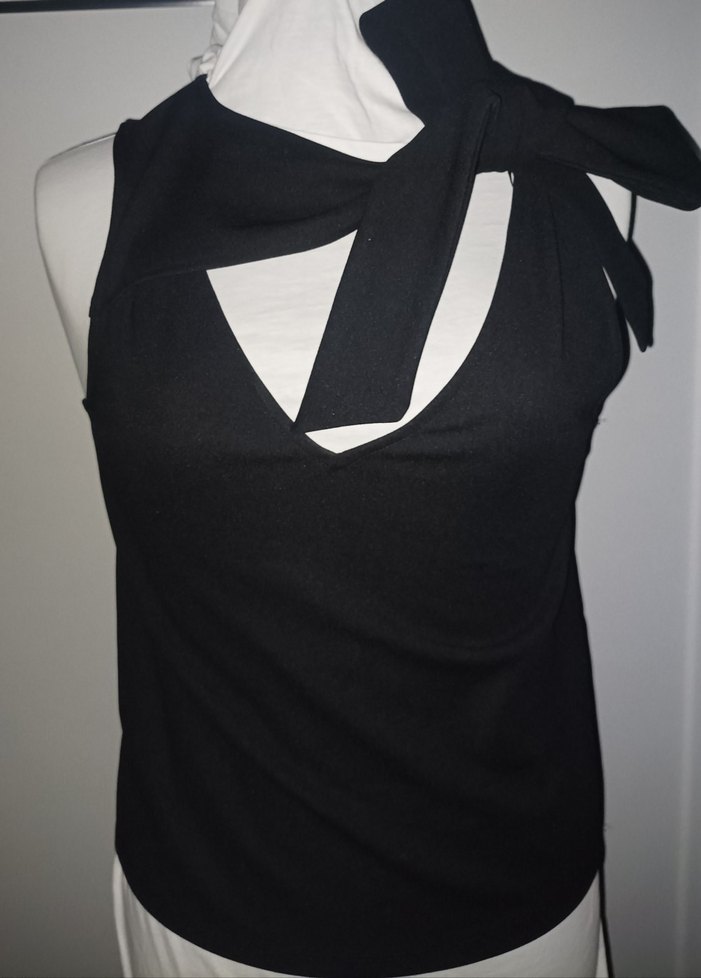 Drapeli V Yaka Kolsuz Beyaz Bluz - Görsel 4