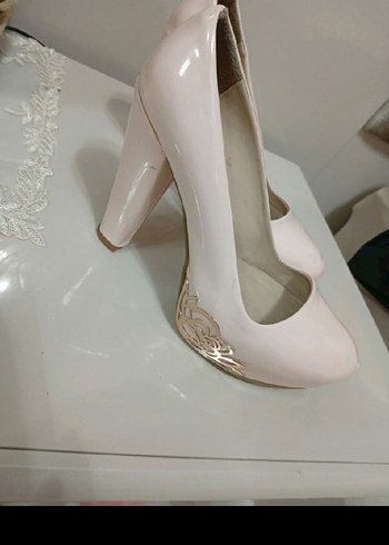 Diger Beyaz Dantel Detaylı Stiletto