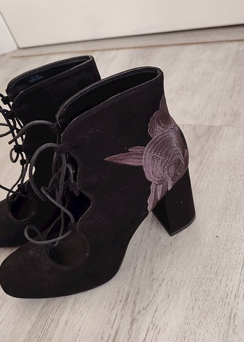 Siyah Süet Nakışlı Gotik Topuklu Bot - Görsel 5