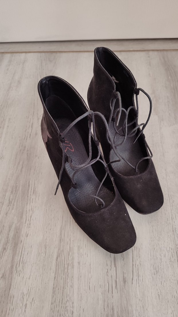 Siyah Süet Nakışlı Gotik Topuklu Bot - Görsel 2