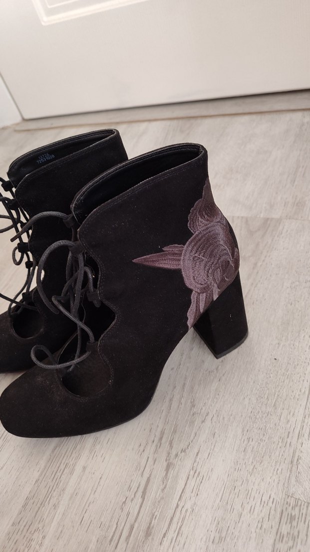 Siyah Süet Nakışlı Gotik Topuklu Bot - Görsel 5