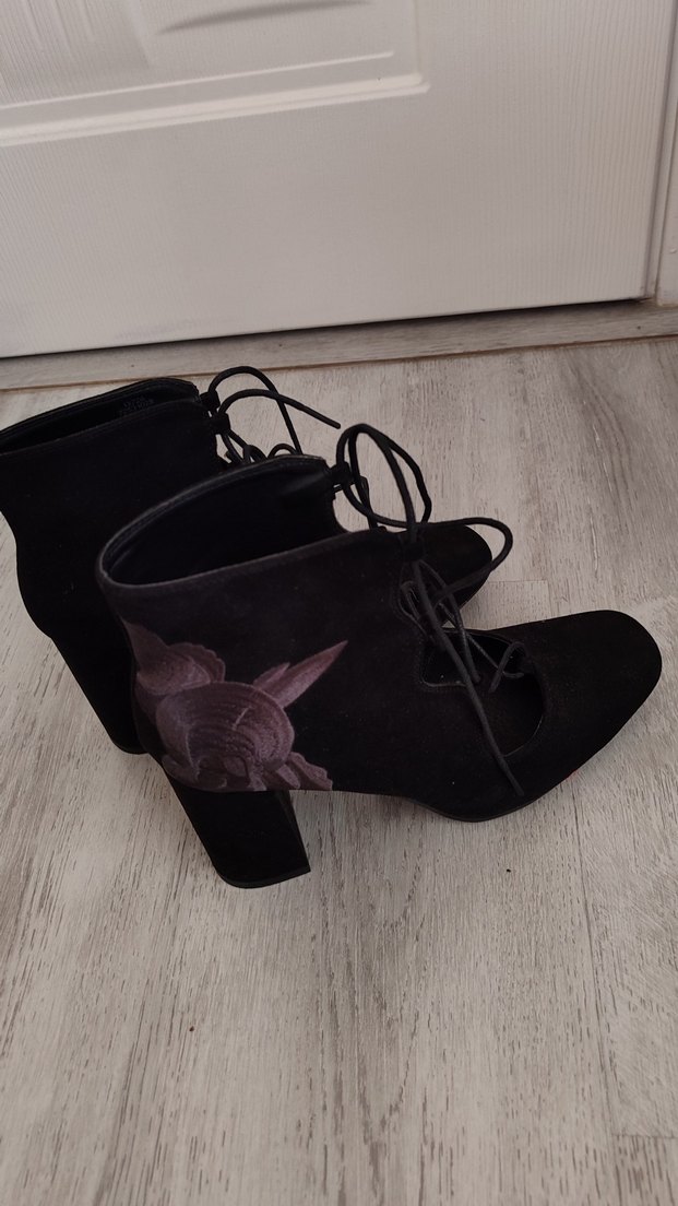 Siyah Süet Nakışlı Gotik Topuklu Bot - Görsel 3