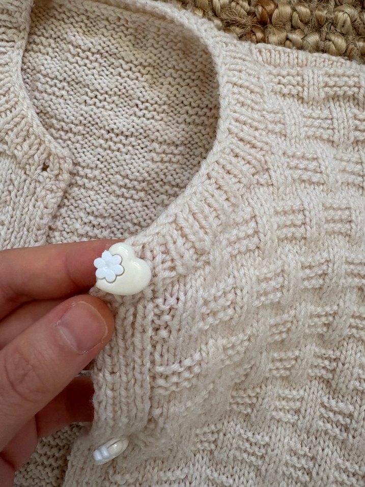 Nakışlı bej bebek önlüğü & hırka - Görsel 3