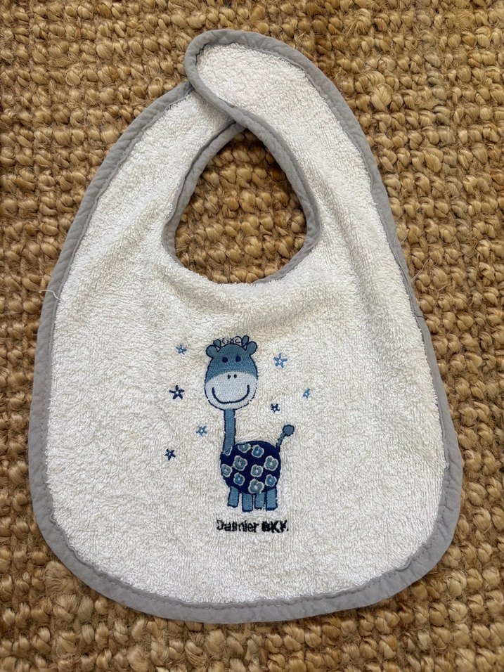 Nakışlı bej bebek önlüğü & hırka - Görsel 2