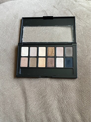 Beden Maybelline The Nudes Far Paleti