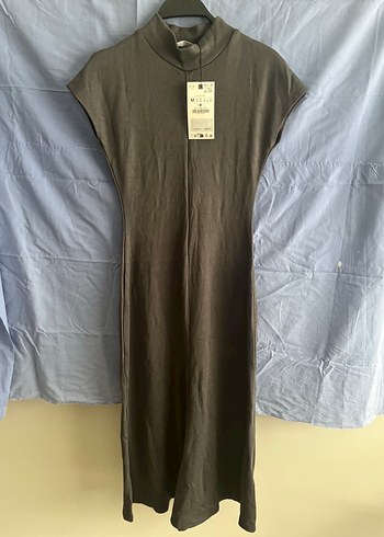 Kolsuz Yüksek Yaka Bej Midi Elbise - Görsel 3