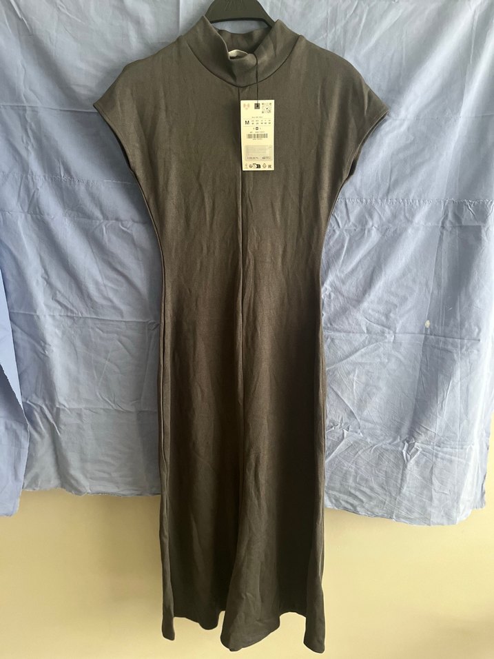 Kolsuz Yüksek Yaka Bej Midi Elbise - Görsel 3