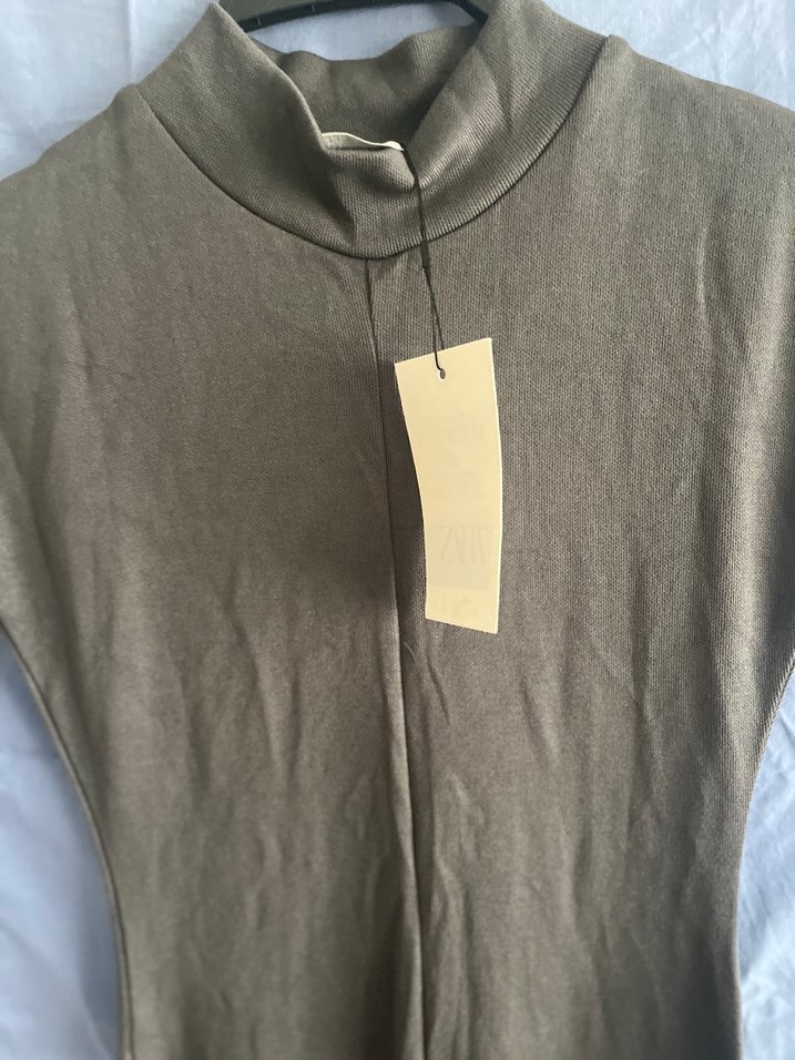 Kolsuz Yüksek Yaka Bej Midi Elbise - Görsel 2