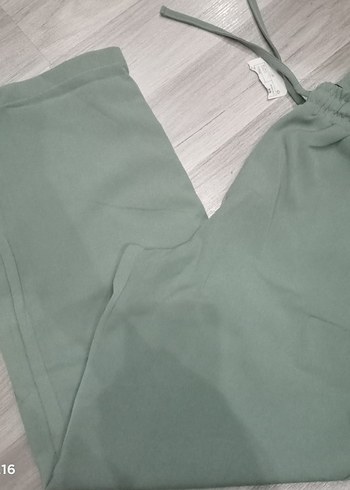 Bayan rahat kullanım pantolon gibi duruşu vardır - Görsel 2