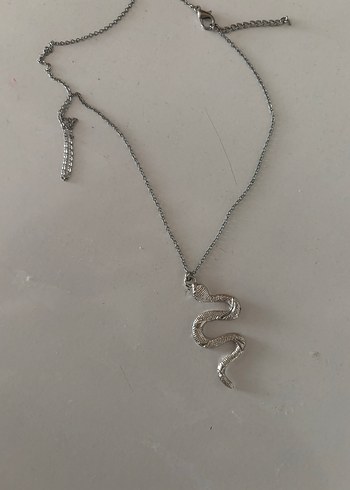 Gri Yılan Desenli Zincir Detaylı Midi Kolye
