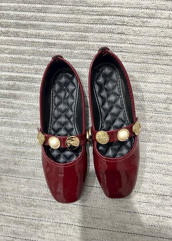 Bordo Parlak Yılan Desenli Tokalı Kadın Babet