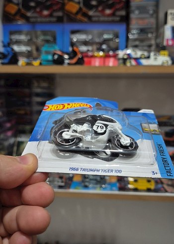 Beden Renk Hot Wheels 1966 Triumph Tiger 100 Oyuncak Motosiklet